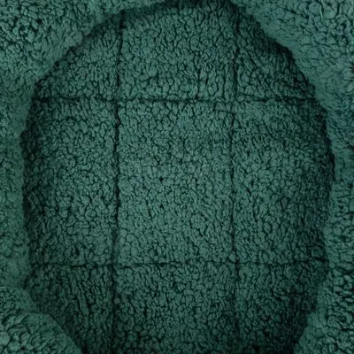 Detailopname van de binnenkant van een huisdiermand, zichtbaar met zachte, donzige stof in een effen kleur. Materiaal: textiel.