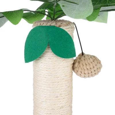 Škrabací kmeň so sisalovým lanom, zelené plstené listy a visiaca hračka z látky.