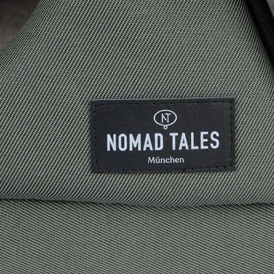 Nomad Tales München. Etiqueta negra sobre tela verde.