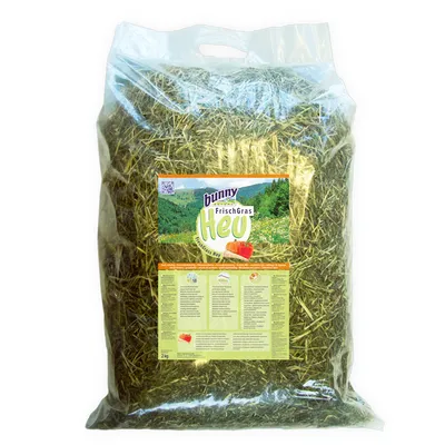 Confezione trasparente da 2 kg di fieno Bunny FrischGras Heu, etichetta con immagine di prato e peperone rosso, tabella informativa visibile sul fronte.