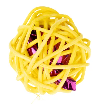 Pelota amarilla de material trenzado con detalles brillantes rosas en el interior.