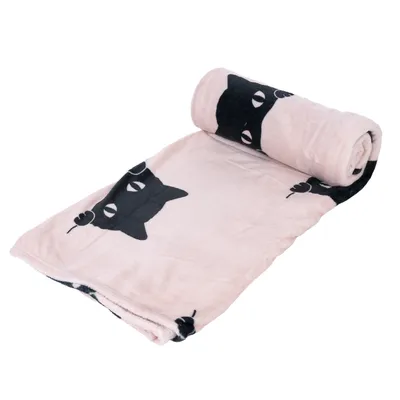 Różowy koc z czarnym motywem kota, zwinięty i częściowo rozłożony.