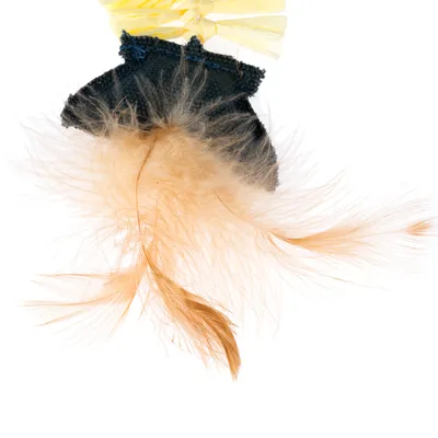Jouet pour chat avec plumes beiges, tissu noir et éléments en plastique jaune visibles. Matériaux : plumes, tissu, plastique.