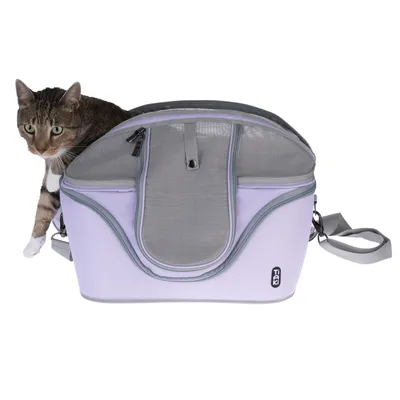 Sac de transport pour chat TIAKI, tissu violet et gris avec parties en maille, bandoulière réglable, chat tigré à l’intérieur sortant la tête.