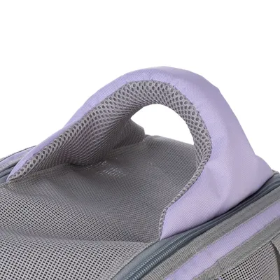 Poignée en tissu gris et violet sur un sac de transport, avec maille respirante visible et fermeture éclair grise.