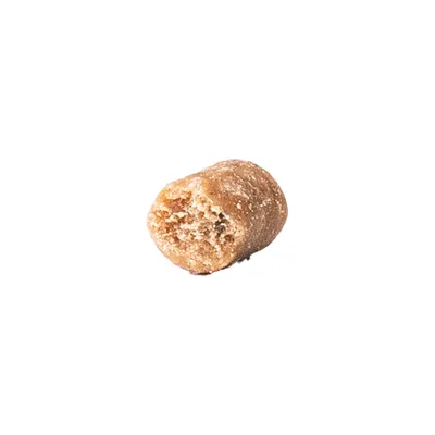 Primo piano di uno snack marrone tagliato a metà con consistenza friabile.