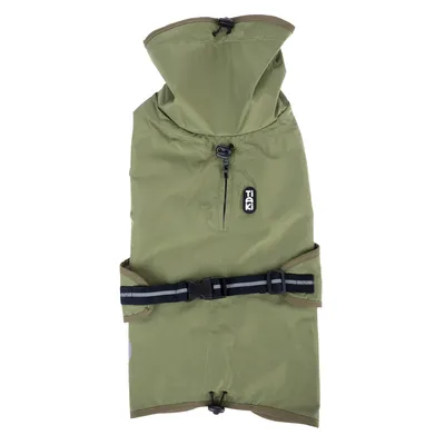 Manteau pour chien vert avec capuche, fermeture à boucle et sangle noire, poche zippée sur le dos, marque TIAKI visible sur l’étiquette.