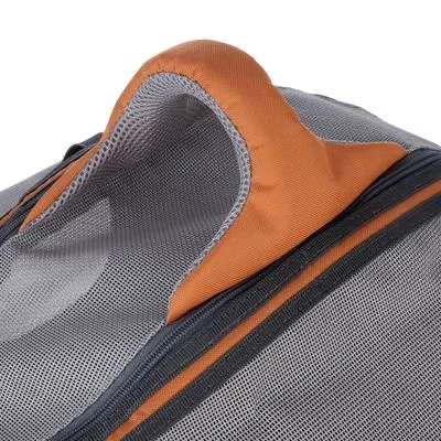 Detail van een draagtas met oranje handvat en grijze mesh-stof, zichtbaar ritsgedeelte. Materiaal: textiel en gaas.