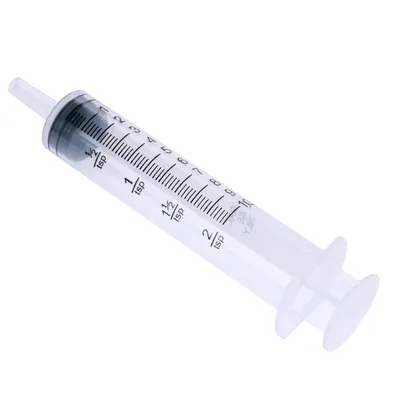 Transparente Dosierspritze mit Skala in Teelöffeln und Millilitern, maximale Kapazität 10 ml.