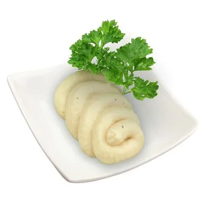 Gedraaide kauwsnack van lichtgekleurd materiaal op een wit schaaltje, gegarneerd met een takje peterselie. Geen merknaam of tekst zichtbaar.