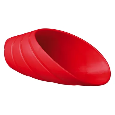 Gamelle inclinée rouge en plastique, sans marque visible, vue de côté. Convient pour présenter la forme et le matériau du produit.