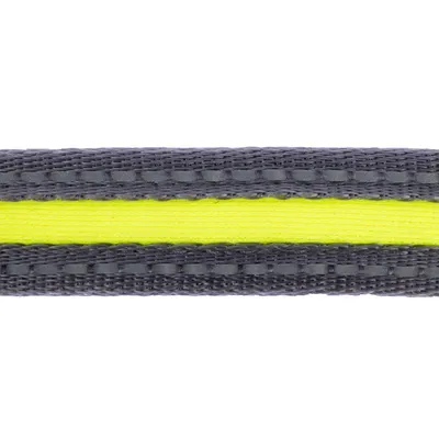 Nahaufnahme eines grauen Gewebebands mit gelbem Streifen in der Mitte, geeignet für Produktbeschreibung oder Materialdarstellung.