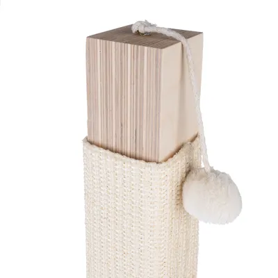 Krabpaal van hout met beige sisalbekleding en hangende pluchen bal.