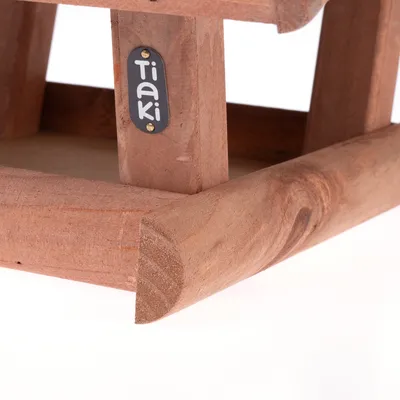 Logo Tiaki en un producto de madera con veta visible y construcción estable.