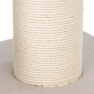 Kradsøjle af lyst sisalreb på beige stofbase.