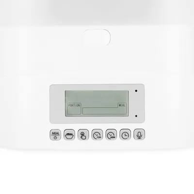 Digitalanzeige mit Tasten für Portion, Mahlzeit, Timer und Mikrofonsteuerung. Bedienfeld eines automatischen Futterspenders.