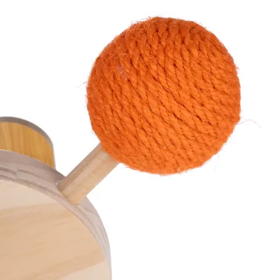 Boule recouverte de corde orange fixée sur une structure en bois clair, matériaux visibles : bois et corde.