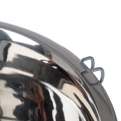 Nahaufnahme einer glänzenden Edelstahlschale mit zwei Metallhaken zur Befestigung.