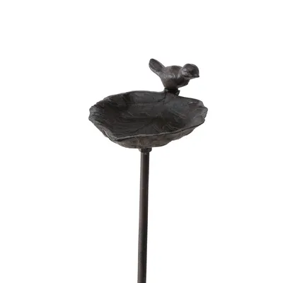 Vogeltränke aus Metall in Blattform mit dekorativem Vogel auf einem Stab.