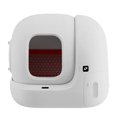 Fehér műanyag zárt macskaalomdoboz, elöl négyzetes bejárattal és piros mintás alomtálcával, jobb oldalon fekete-fehér gombbal.