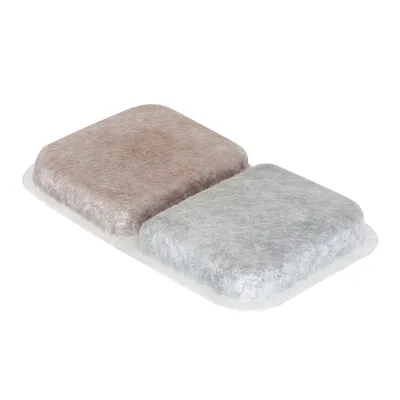 Deux filtres rectangulaires superposés, un gris et un marron, en matériau fibreux. Aucun texte ou marque visible.