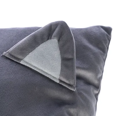 Graues Kissen mit Katzenohr-Design aus weichem Stoff, Nahaufnahme.
