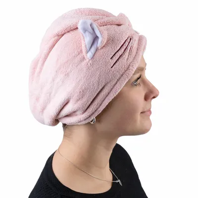 Roze handdoekturban met kattenoren-design, gedragen op het hoofd. Gemaakt van zachte stof voor snel drogen van het haar.