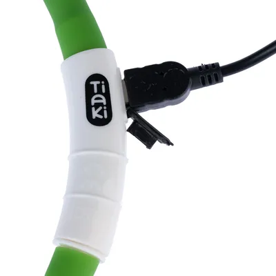 Tiaki kabelconnector met groen en wit design, USB-stekker zichtbaar.