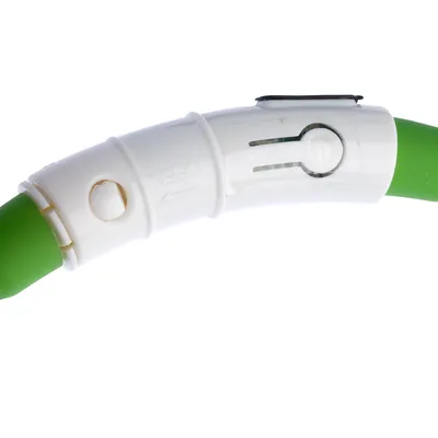 Detailweergave van een witte kunststof sluiting met groene slang en schuifregelaar voor aan/uit-functie en openingsmechanisme.