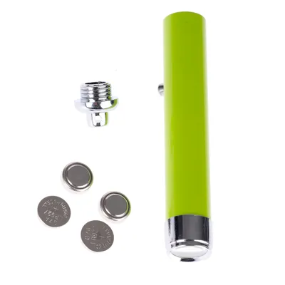 Grøn laserpointer med aftageligt hoved og tre sølvfarvede batterier. Tilbehør til interaktiv leg eller træning.