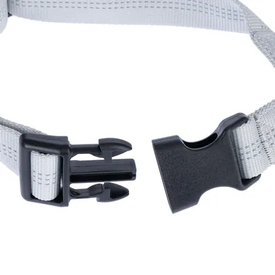 Collier en tissu gris avec fermeture à clip en plastique noir, boucle ouverte visible.