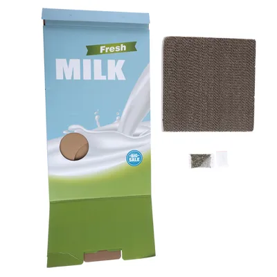 Karton s nápisem 'Fresh Milk', obsahuje škrabací podložku z kartonu a dva malé sáčky s kočičí mátou. Viditelný nápis 'Big Sale'.