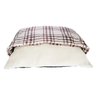 Párna barna-fehér kockás huzattal és puha, fehér plüss felülettel látható. Termék kényelemhez vagy dekorációhoz.