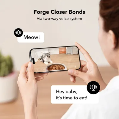 Obojsmerný hlasový systém na komunikáciu s domácimi zvieratami. Smartphone zobrazuje mačku pri miske, text: 'Meow!' a 'Hey baby, it's time to eat!'.