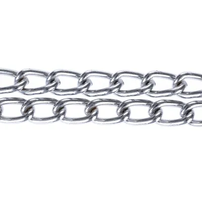 Zilveren metalen ketting met ovale schakels, geschikt voor diverse toepassingen.