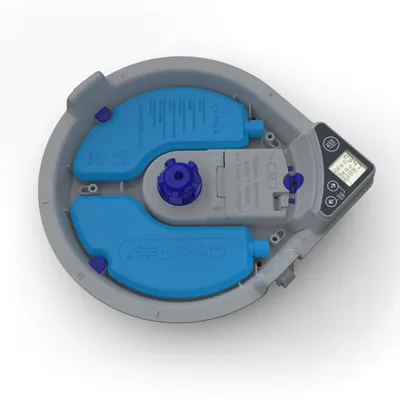 Automatischer Futterspender mit LCD-Display, blauen Kühlakkus und Batteriefach für 3x AA-Batterien. Sichtbare Markenaufschrift: Closest Pets.