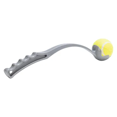 Lance-balle gris en plastique avec poignée ergonomique et balle de tennis jaune insérée dans l’extrémité incurvée.