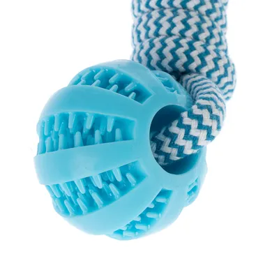 Juguete para perro azul con pelota de goma con protuberancias y cuerda trenzada en azul y blanco.