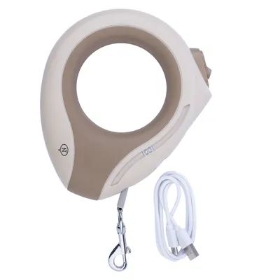 Guinzaglio per cani beige-marrone con manico ergonomico, cavo di ricarica USB e moschettone in metallo.
