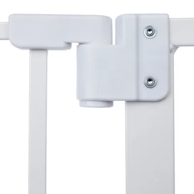 Détail de la charnière d’une barrière en métal blanc avec deux vis visibles sur le support.
