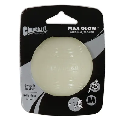 Chuckit! Max Glow Ball, velikost Medium, svítí ve tmě. Obal zobrazuje symboly měsíce a hvězd a nápisy 'Glows in the dark' a 'Brille dans le noir'.