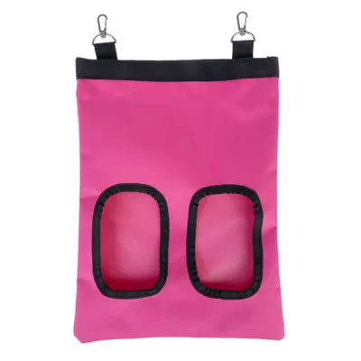 Hamaca rosa con dos aberturas ovaladas y dos ganchos metálicos para fijación.