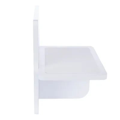 Mensola da parete bianca con superficie rettangolare per sdraiarsi, adatta per pet. Vista laterale con design minimalista.