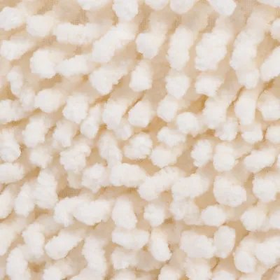 Detailopname van crèmekleurige, pluizige stof met dikke lussen. Materiaal: textiel.