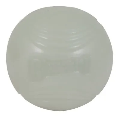 Ronde, lichtkleurige bal van kunststof met het merk Chuckit! zichtbaar in reliëf op de zijkant.