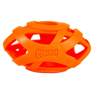 Chuckit! oranje speelgoedbal met open ontwerp van kunststof.