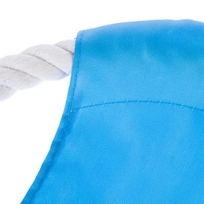 Közelkép egy kék, strapabíró anyagból készült játékról fehér kötéllel.