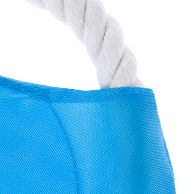 Közelkép egy kék játékról fehér kötéllel, háziállatok számára alkalmas.