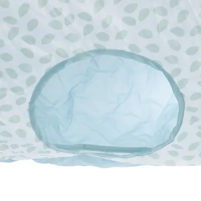 Trou d'entrée rond bleu clair d'un produit en tissu avec motif de feuilles vertes sur fond blanc.