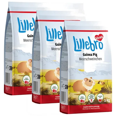 Trois sacs Lillebro Menu Guinea Pig Meerschweinchen, 1 kg chacun, avec texte visible : With vitamin C, Helps to promote tooth wear, Delicious mix. Illustration de cochons d’Inde sur l’emballage.